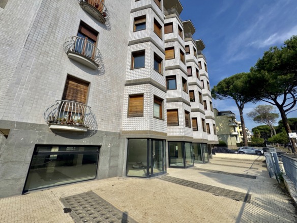 Viale degli Atlantici, 43 - Buccirossi Immobiliare