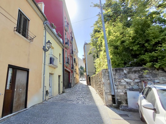 Via Manfredi di Svevia, 2/A - Buccirossi Immobiliare